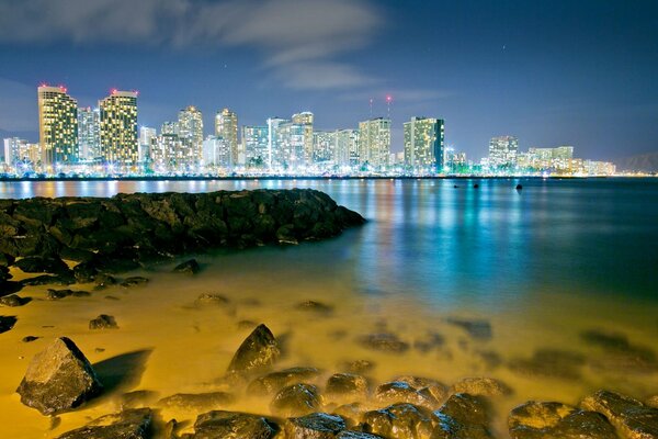 Una ciudad nocturna en una bahía en Hawai