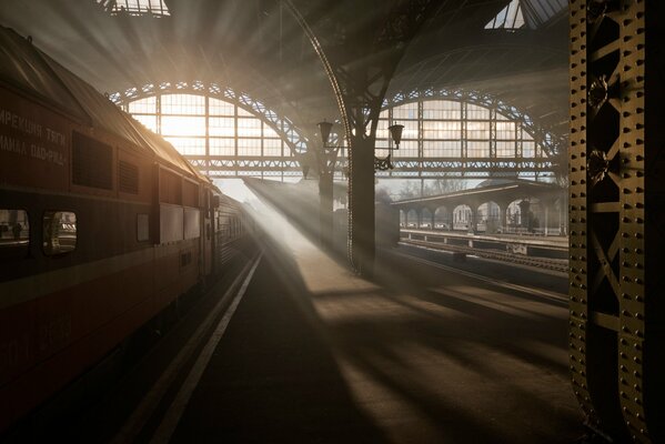 Alba mattutina alla stazione ferroviaria
