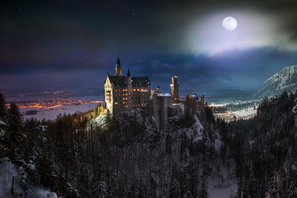 Zamek Neuschwanstein nocą w południowych Niemczech