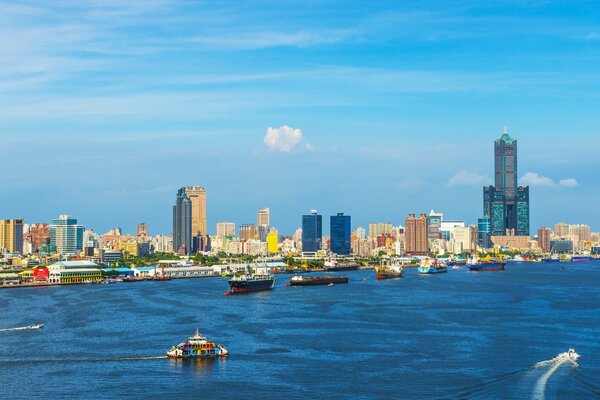 Kaohsiung en la costa de China con rascacielos
