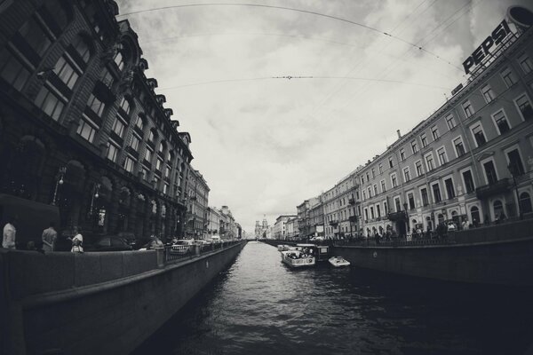 Rusia, terraplén, río en San Petersburgo