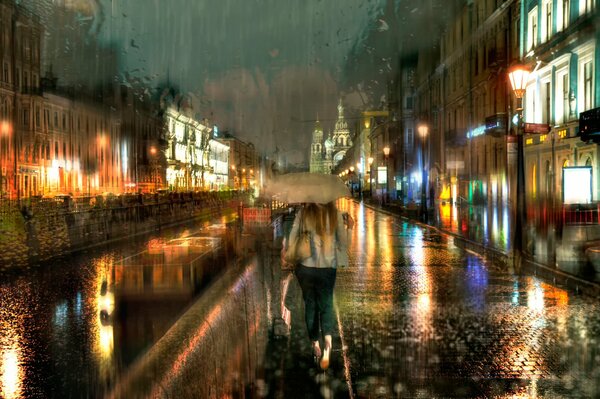 Saint-Pétersbourg le soir par temps pluvieux