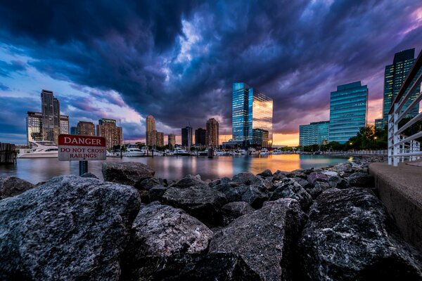 Blick auf die Wolkenkratzer von New Jersey vom Ufer aus