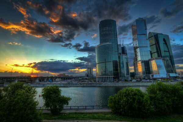 La ciudad de Moscú en una hermosa puesta de sol Celestial