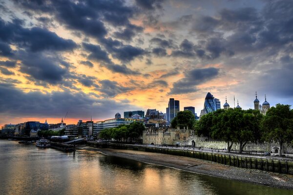 Bellissimo tramonto di Londra sul freddo Tamigi