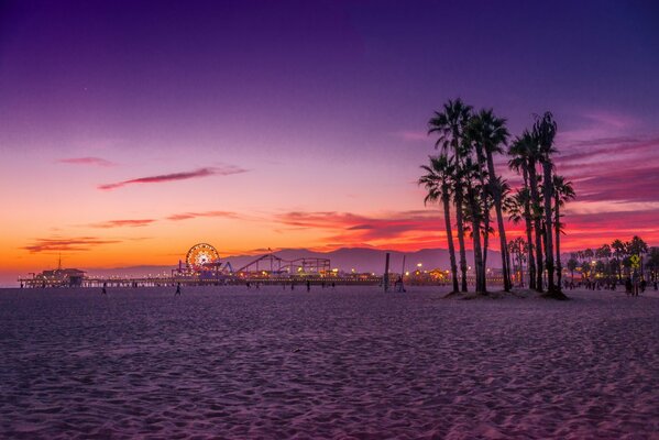 Puesta de sol de un día cálido en California