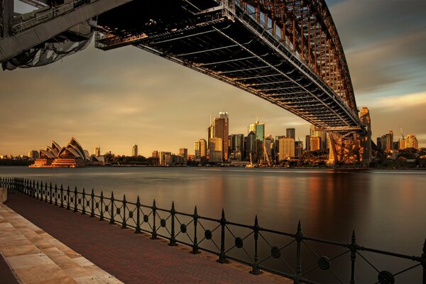 Wieczorny zachód Słońca w Sydney jest piękny