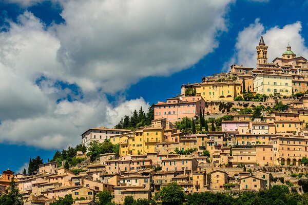 Übersättigte Häuser am Berghang in Italien