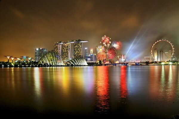 Reflejo del saludo de Singapur en el agua