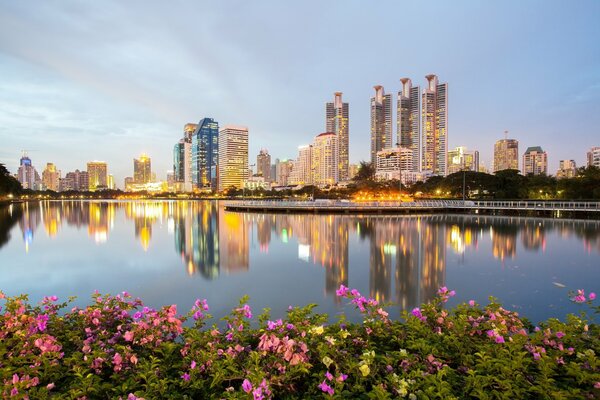 Reflejo de la ciudad en el agua