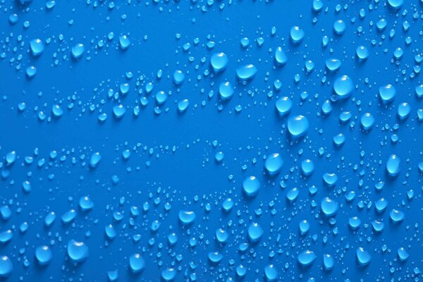 Molte gocce d acqua su sfondo blu