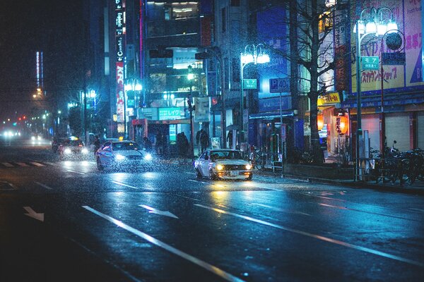 Datsun auf einer nächtlichen Straße in Japan