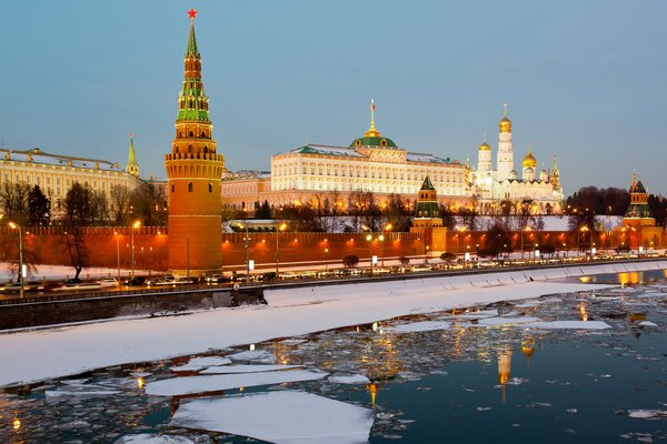 Hermoso Kremlin de invierno por la mañana