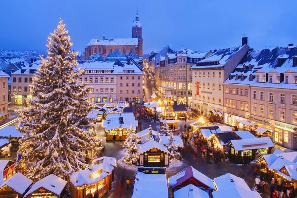 Fête sur la place le soir de Noël