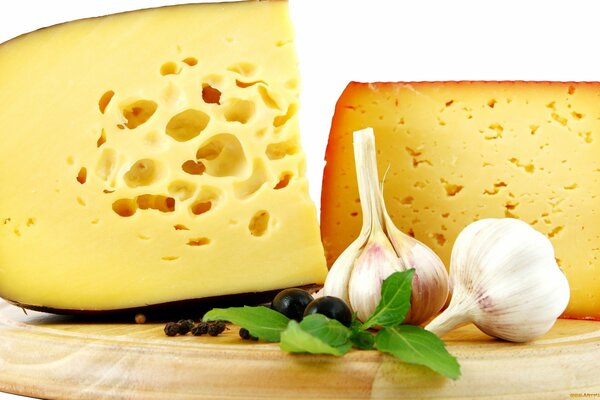 Bonito queso. Cabeza de queso sobre fondo blanco