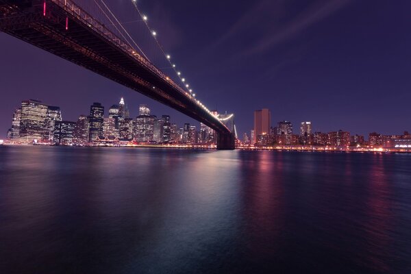 Le pont de Brooklyn va à Manhattan dans la nuit