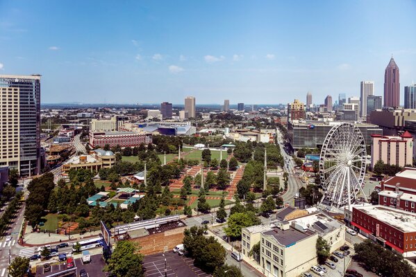 Parco e grattacieli nel centro della città