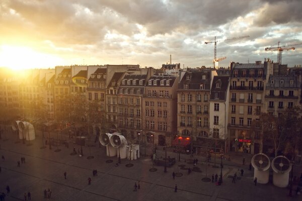 Casas parisinas, amanecer sobre la ciudad