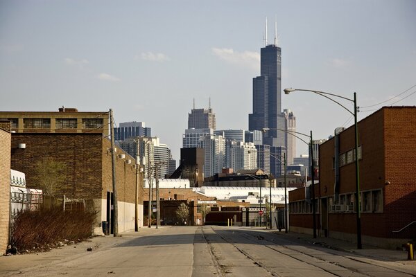 Una calle en Chicago. El barrio pobre tiene vistas a los majestuosos rascacielos