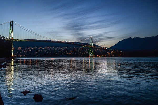 El puente de San Francisco parece flotar en las nubes