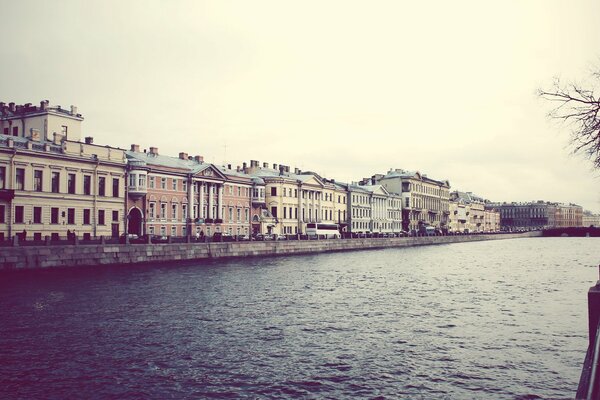 Gebäude, dunkler Flusskanal in St. Petersburg