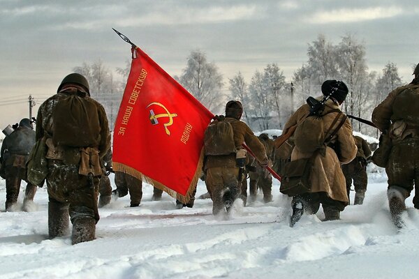 Soldaten tragen ein Banner über das Feld