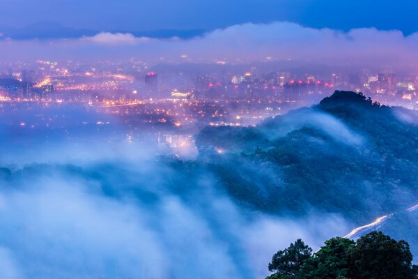 Lichter der Abendstadt im Nebel