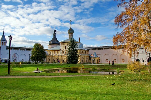 Étang dans le paysage du Kremlin de Rostov
