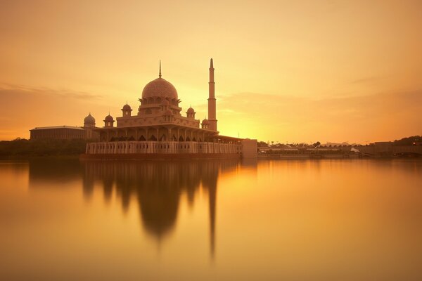 Tempel auf dem Wasser im Morgengrauen
