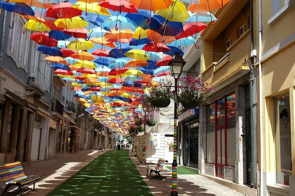 Été Portugal. Rue entourée de maisons et parasols