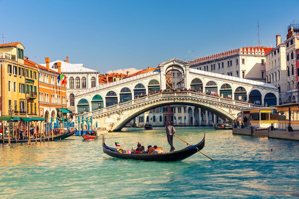 Gandola na Canal Grande w Wenecji i mast Rialto