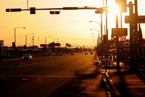 La carretera que sale al atardecer con el sol