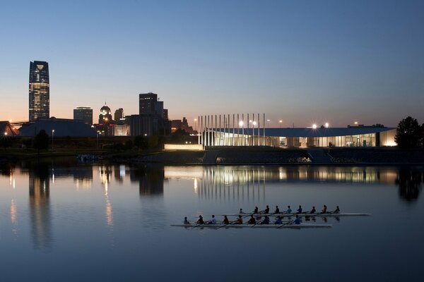 Los rascacielos de la ciudad de EE.UU. se reflejan en el agua de la noche