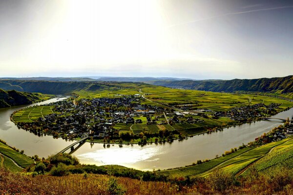 Eine Stadt in Deutschland, die von Wasser umgeben ist