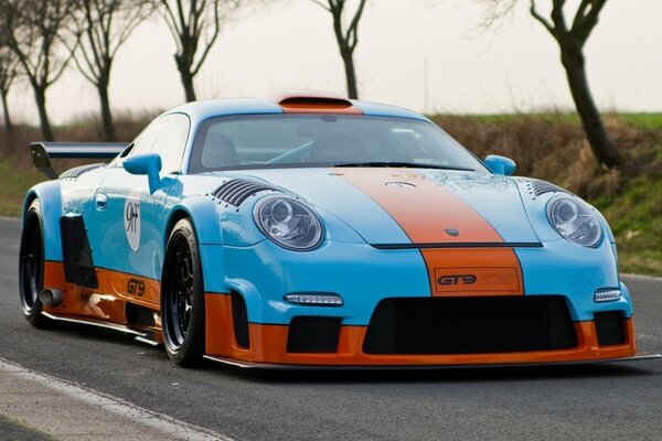 Supercar Porsche. Début de la course