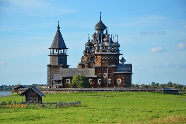 Der Kirchhof in Kaleria auf einer Insel in der Nähe eines Sees und einer wunderschönen Landschaft