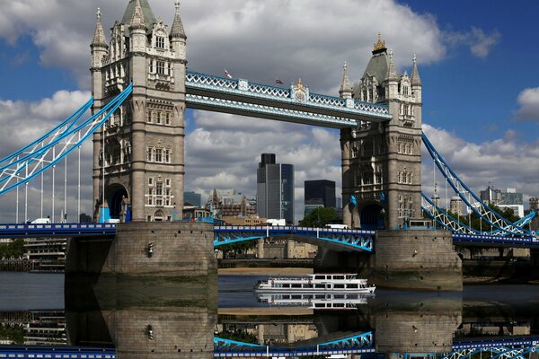 Tower Bridge w Wielkiej Brytanii odbija się w wodzie