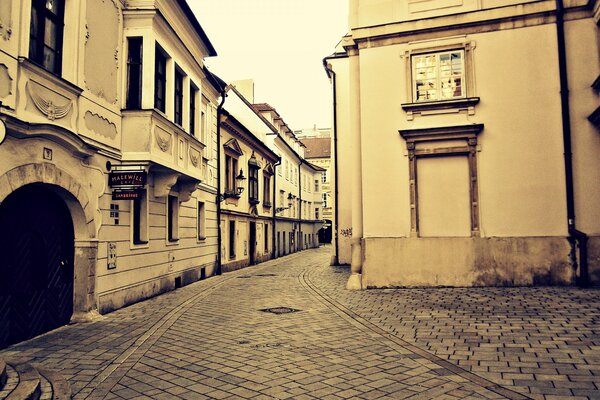 Marciapiede e case sulla strada della città di Bratislava