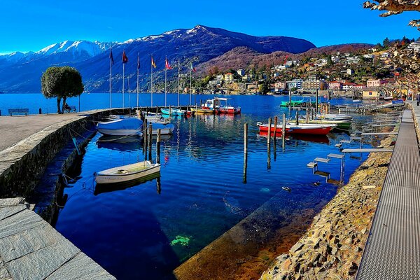 Vue sur les montagnes suisses et la ville d Ascona, lac avec yachts