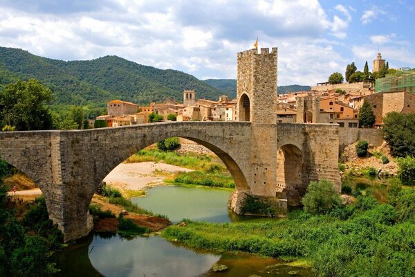 Vue sur la tour et le pont