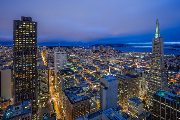 Torres y edificios de la noche de California con alta