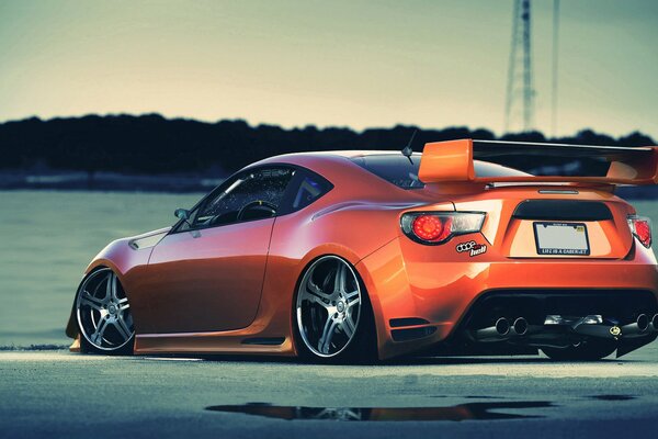 Toyota sport orange sur la piste