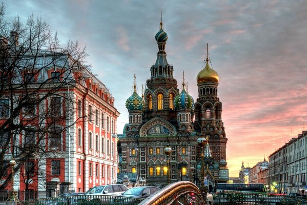 El templo de las cúpulas de San Petersburgo