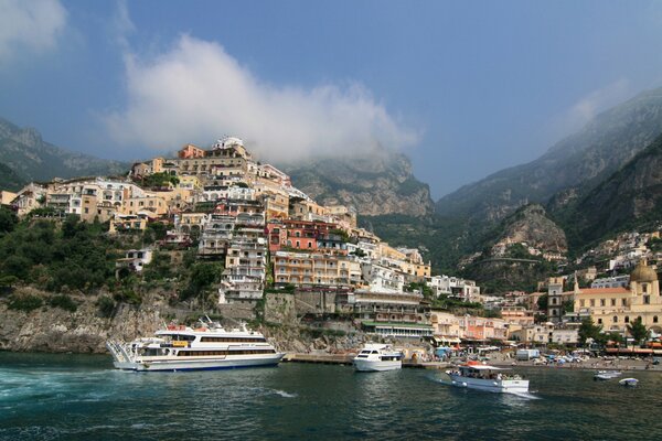 Yates frente a la costa de Positano en Italia