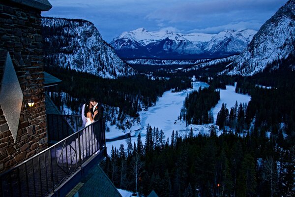Couple de mariage sur le balcon sur fond de montagnes