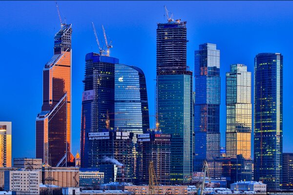 Ville de Moscou d hiver sur fond de soirée bleue