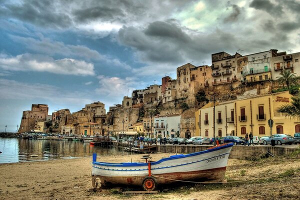 Barco en la costa de Castellammare del Golfo en Sicilia