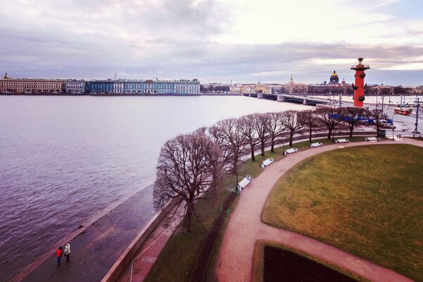Vista del río Neva en San Petersburgo