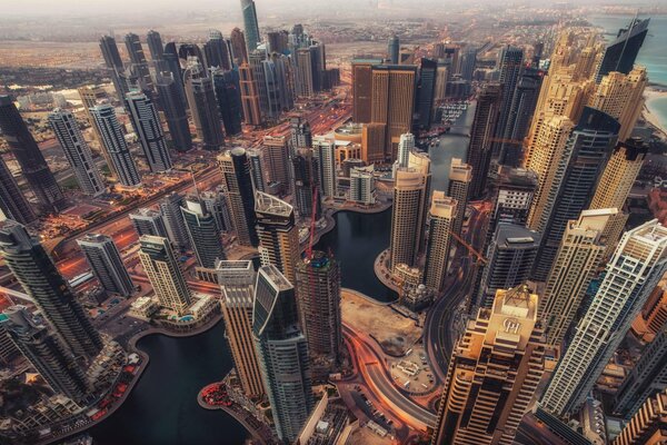 Belle vue panoramique des gratte-ciel à Dubaï
