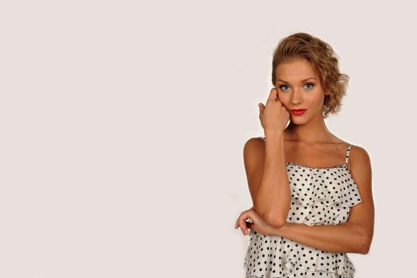 Christina Asmus dans une robe blanche à pois